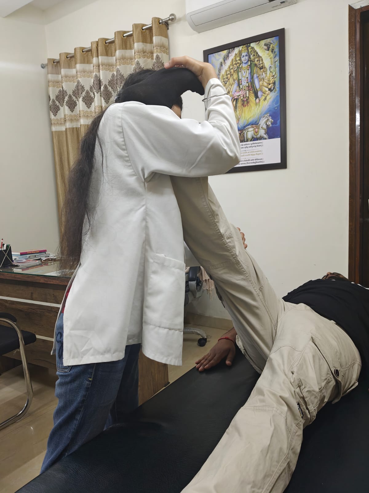 Osteopath treating patient’s shoulder pain in Kharar